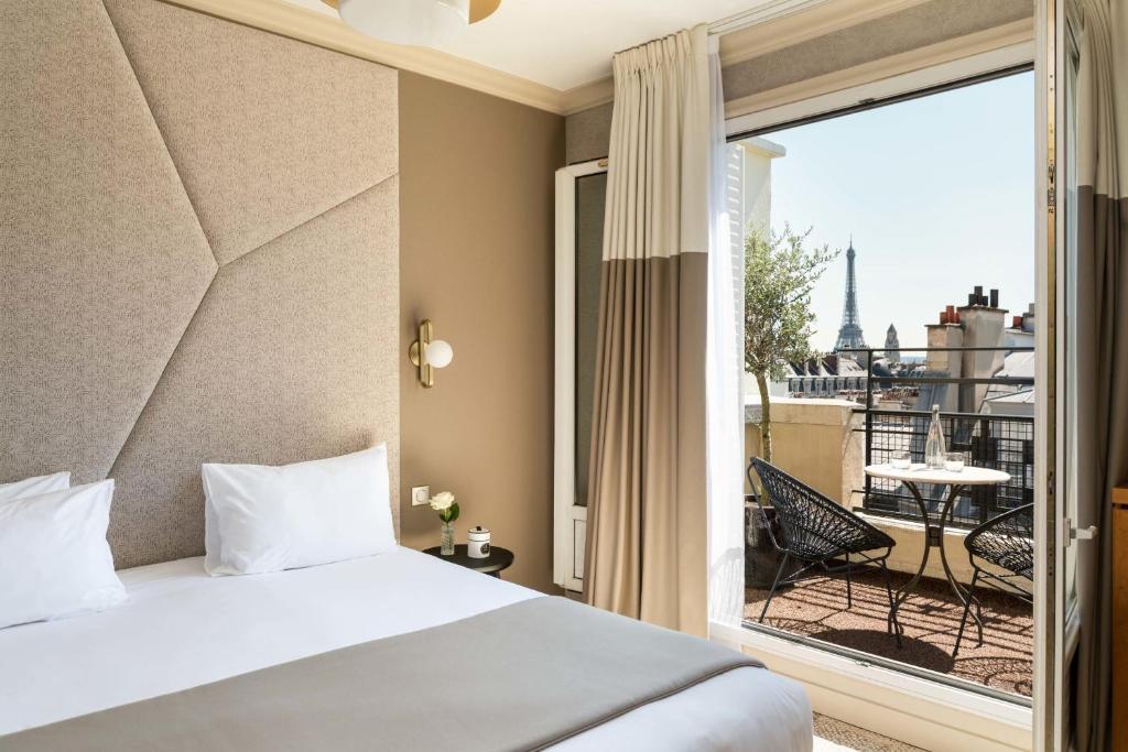 The Timeless Suite - Eiffel Tower View — room photograph