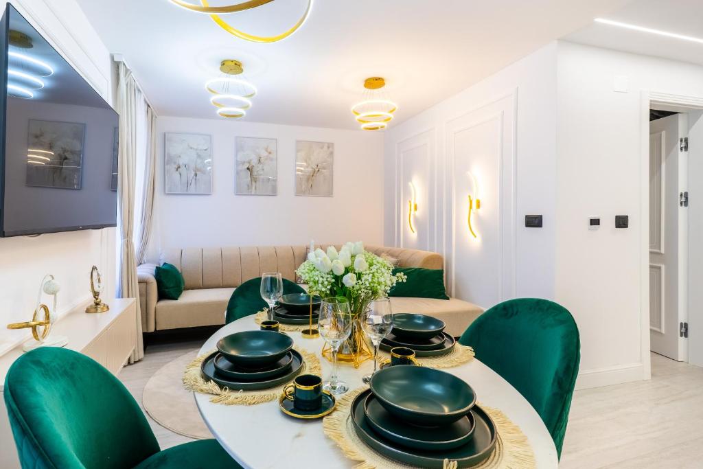 a living room with a table and green chairs at Vila Inar Cres in Cres