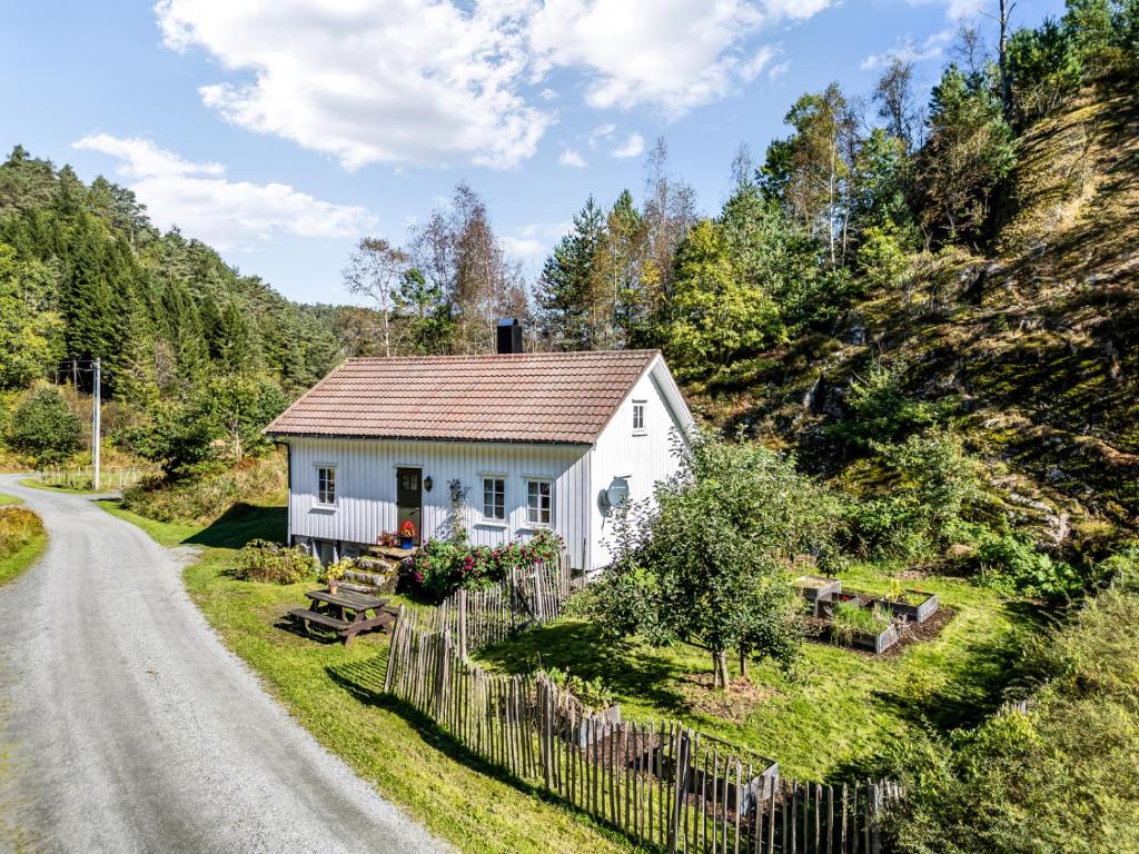 a white house on the side of a road at Det Hvite Hus - Fosseland Hytter in Feda