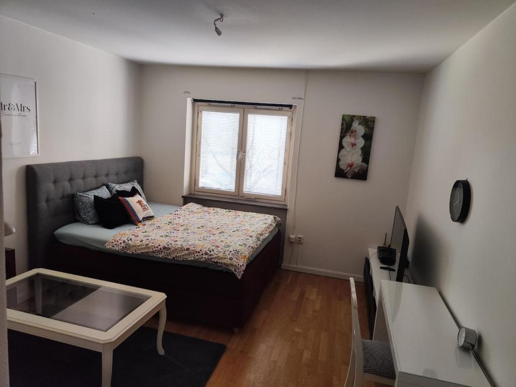 a small bedroom with a bed and a window at Karl Cozy stay in Örebro