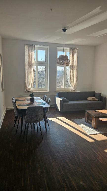 a living room with a table and a couch at Die Schöne Wohnung am Stade Bahnof in Stade