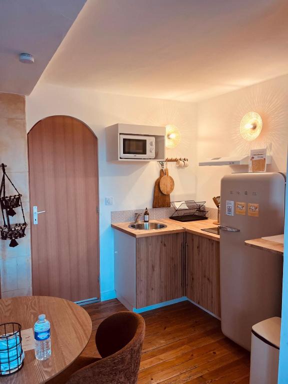 Villa Robs - Appartements tout confort, TV connectée, Haut débit, Localisation idéale - Courts séjours & Affaires - Arrivée autonome - Pas d'ascenseur - Superior Studio