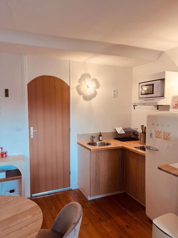 Villa Robs - Appartements tout confort, TV connectée, Haut débit, Localisation idéale - Courts séjours & Affaires - Arrivée autonome - Pas d'ascenseur - Queen Studio