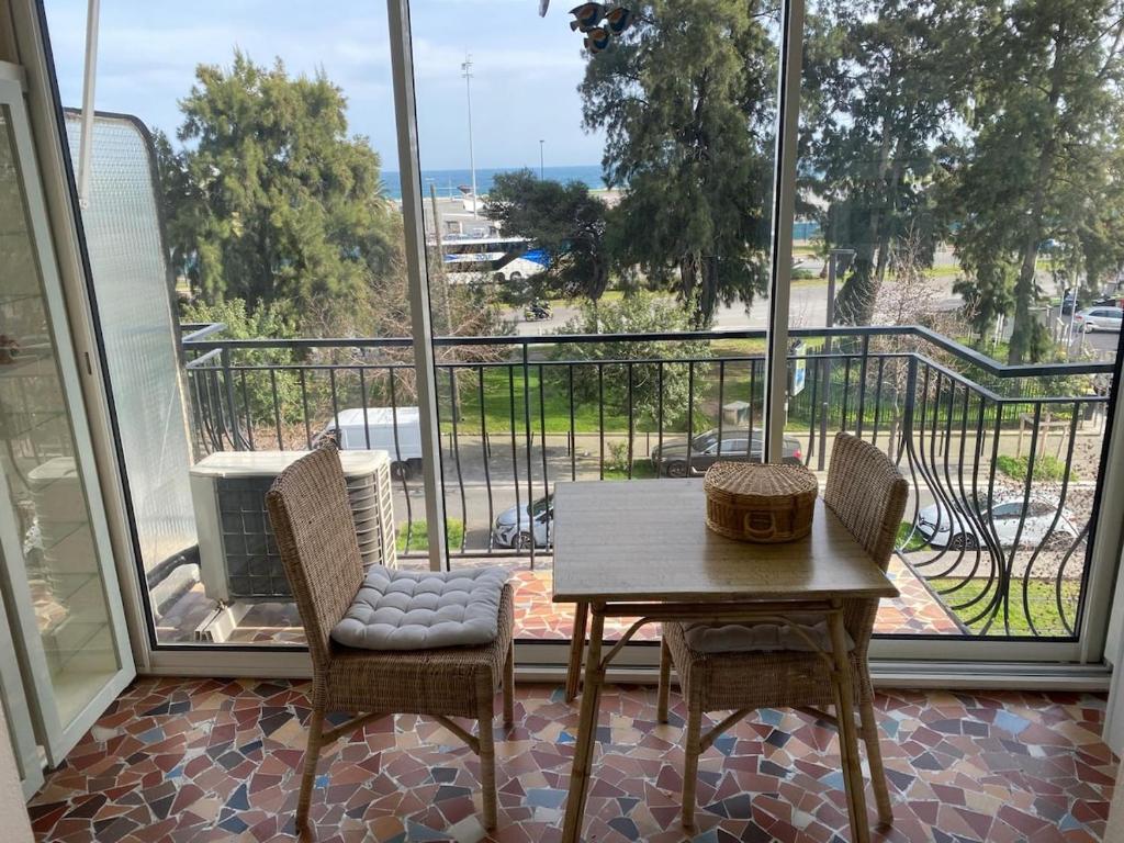 Very nice apartment with sea view close to airport