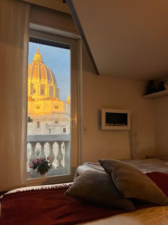 Modern Apartment with St Peter s Dome View