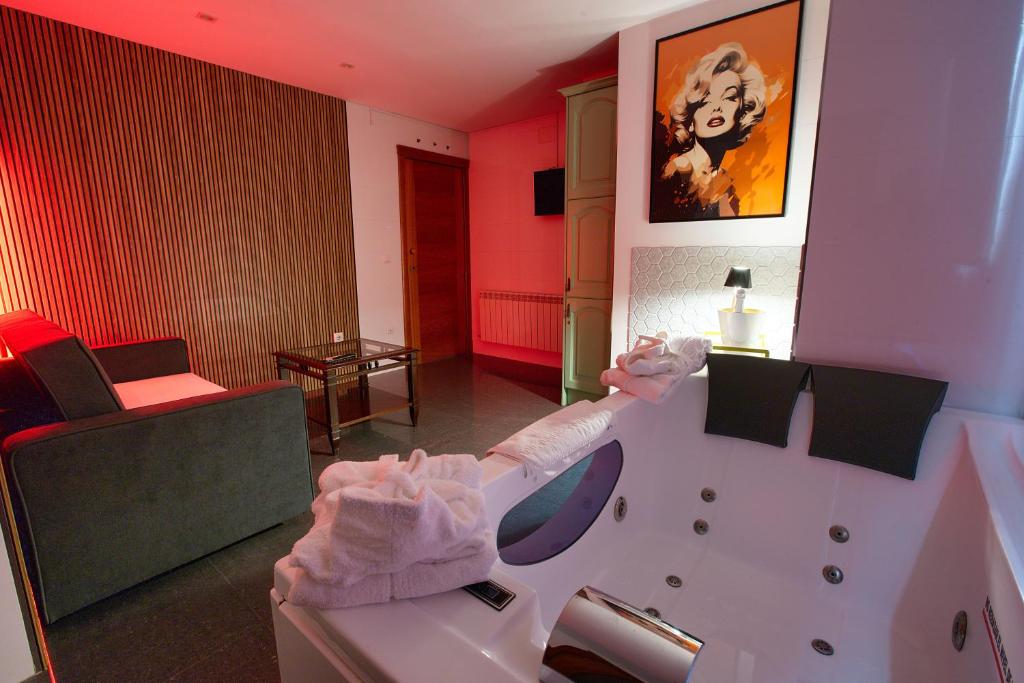 a living room with a room with red walls at Rual Suites By Cuencaloft in Cuenca