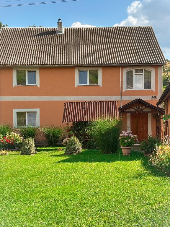 a house with a yard with green grass at Садиба Людмила in Pilipets