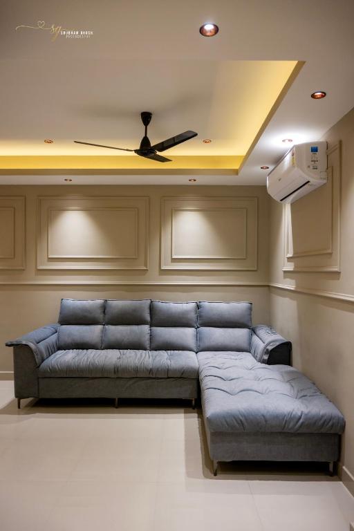a couch in a living room with a ceiling at Skyline signature in Rānchī