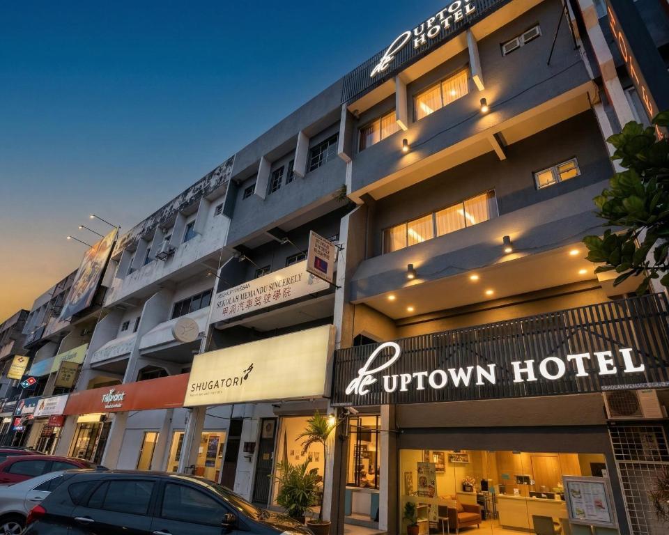 a hotel with a sign for a downtown hotel at De UPTOWN Hotel @ Damansara Uptown in Petaling Jaya