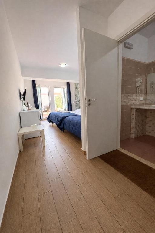 Thalassa Panoramic Suites - غرفة ثلاثية مع شرفة