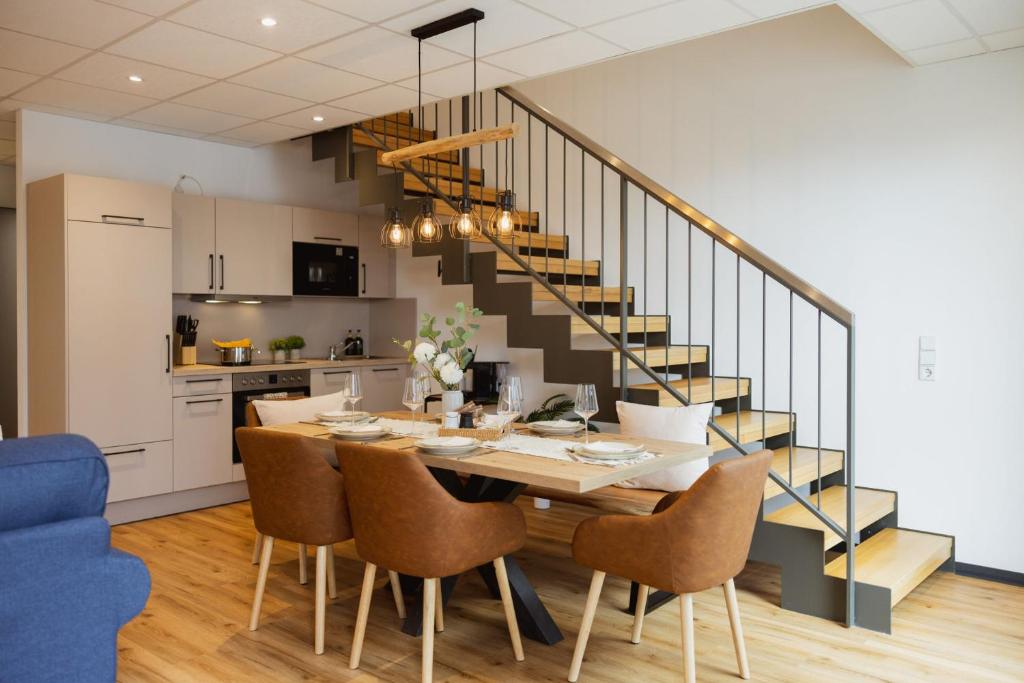 a kitchen and dining room with a table and chairs at HYGGE HOMES - Apartment 'silva' in Winsen