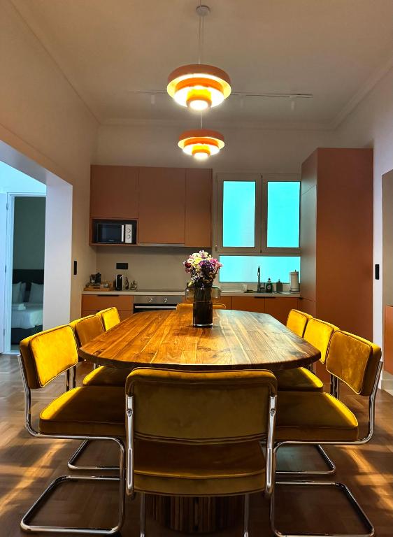 Stylish 4BR Penthouse with Private Rooftop Near Lycabettus