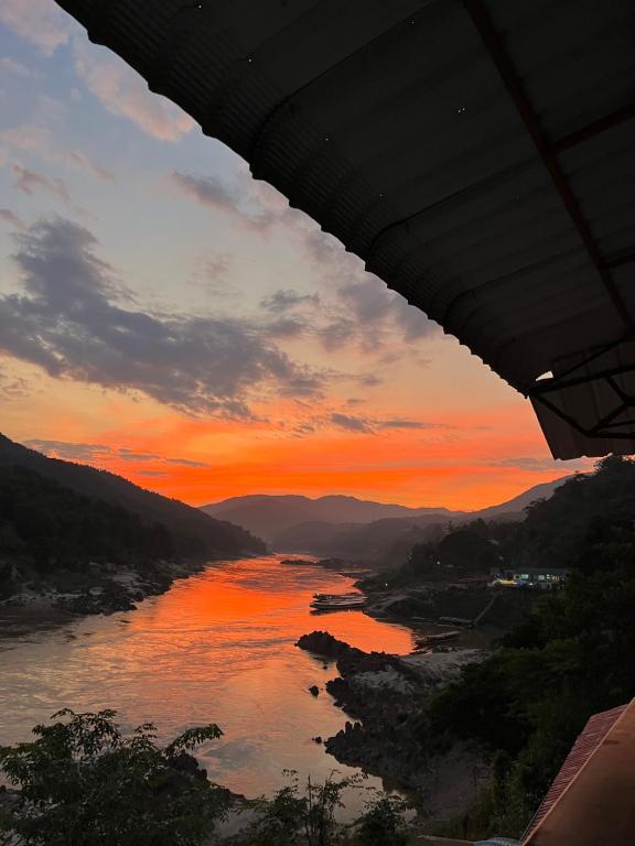 a view of a river at sunset at Janh Ya Phone Guesthouse in Pakbeng