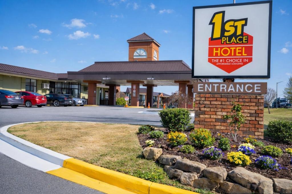 ein erstklassiges Hotel mit einem Schild davor in der Unterkunft 1st Place Hotel Decatur I-20 East Atlanta in Decatur