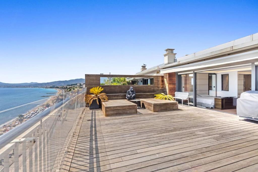 REF 2043 - Cannes Penthouse with panoramic sea view for rent