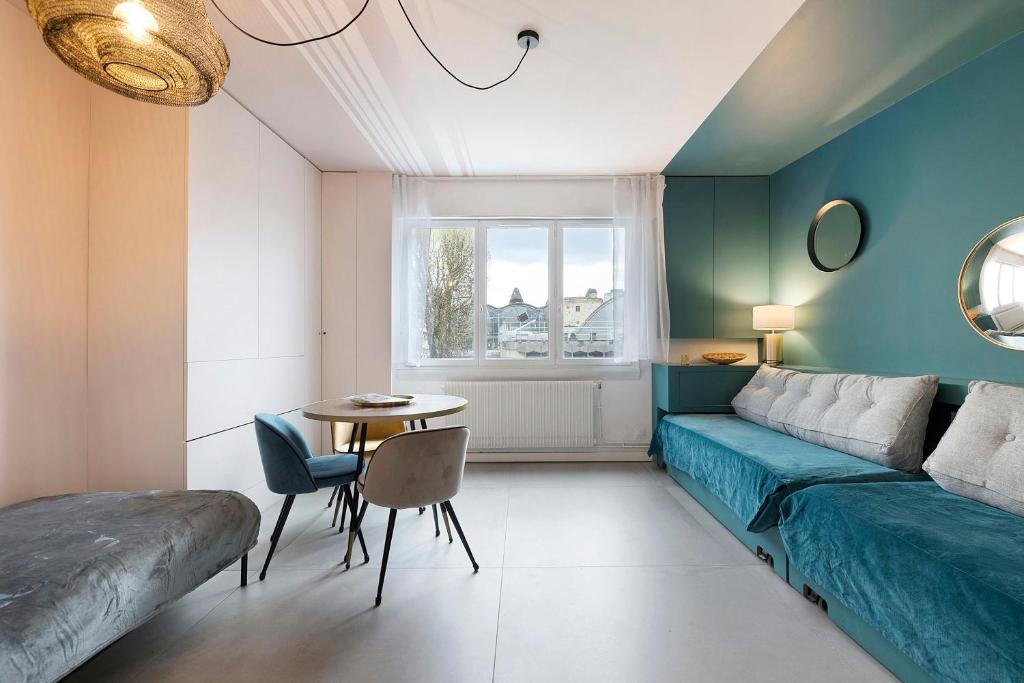 a living room with a couch and a table at Le Familiale in Bordeaux