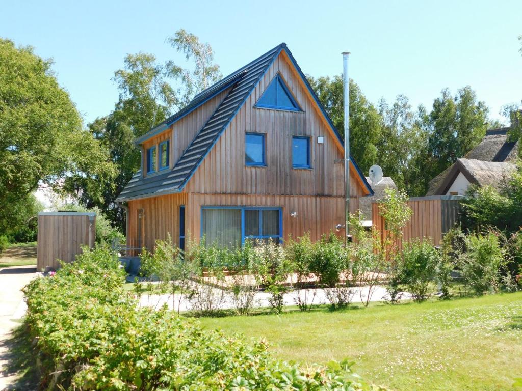 a wooden house with a gambrel roof at Neue Büdnerei in Althagen