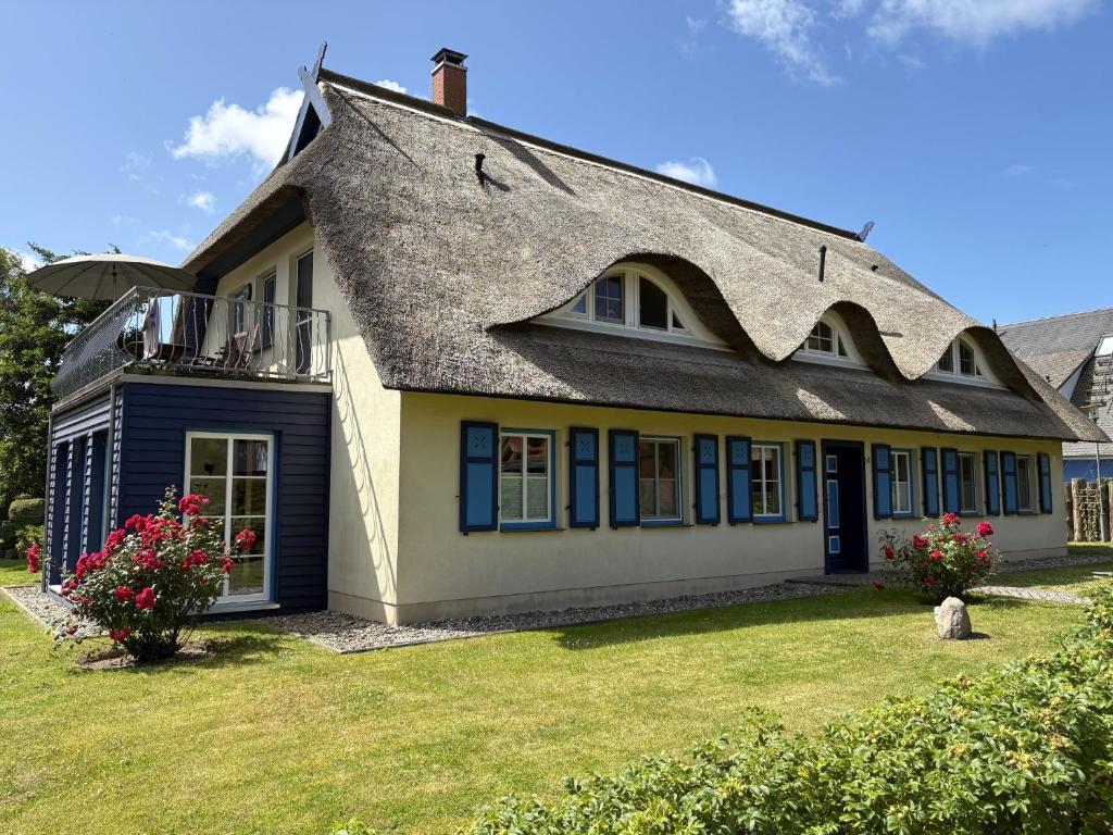 a house with a gambrel roof and a yard at Alte Büdnerei 1 Abeking-Haus in Althagen