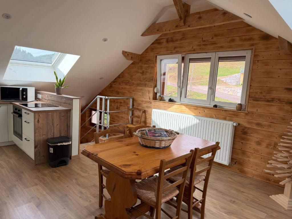 a kitchen and dining room with a table and chairs at Gîte au pied du Mont in Saint-Maurice-sur-Moselle