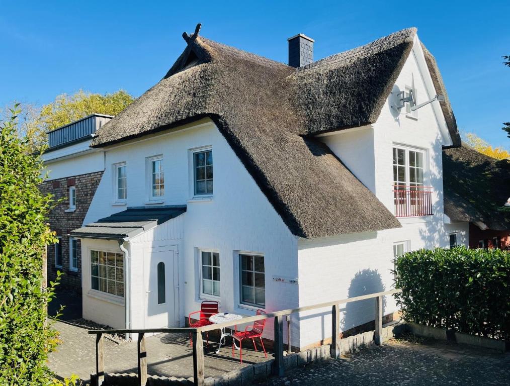 a thatch roofed house with a thatched roof at Ferienhaus La Mer in Ahrenshoop
