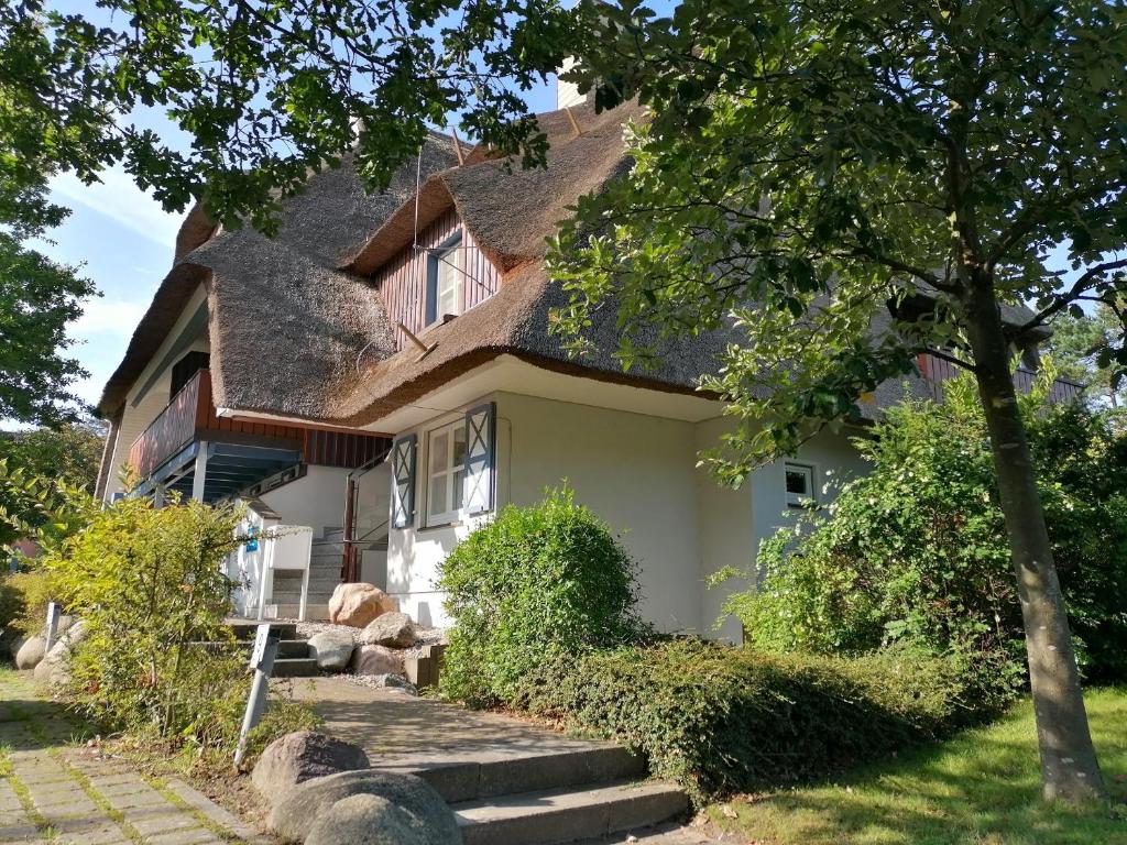 a house with a shingled roof at Malergarten 14 in Ahrenshoop