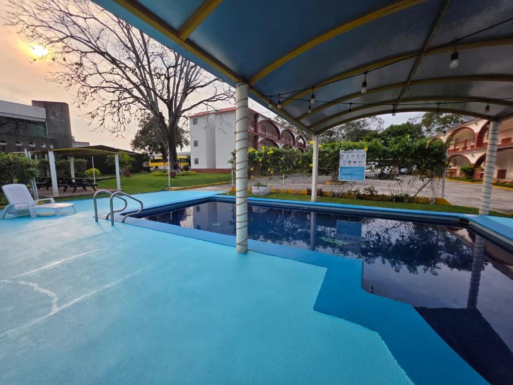a swimming pool at a hotel with a blue at Hotel Los Cedros in Martínez de La Torre
