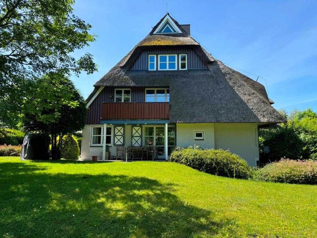 a large house with a thatched roof at Malergarten 05 in Ahrenshoop