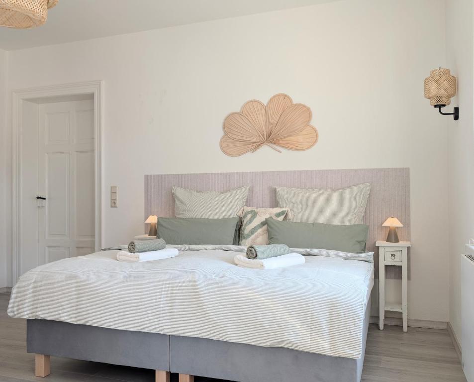 a bedroom with a large bed with two towels on it at Oberlausitz Glück - gemütliche Ferienwohnung in ruhiger Lage mit Garten und Kamin in Sohland