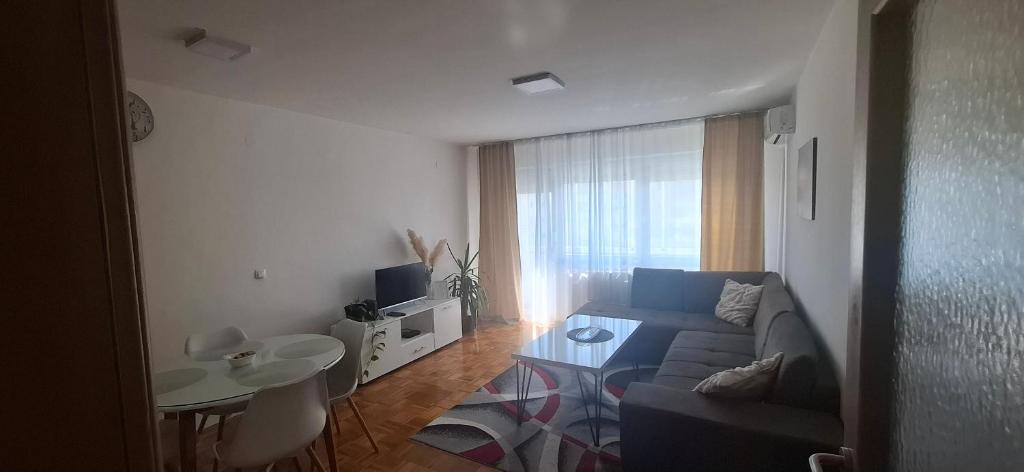 a living room with a couch and a table at Apartman Stella Istočno Sarajevo in Lukavica
