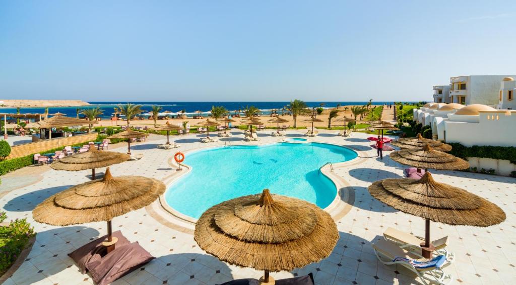 Bazén v ubytování Coral Sun Beach nebo v jeho okolí