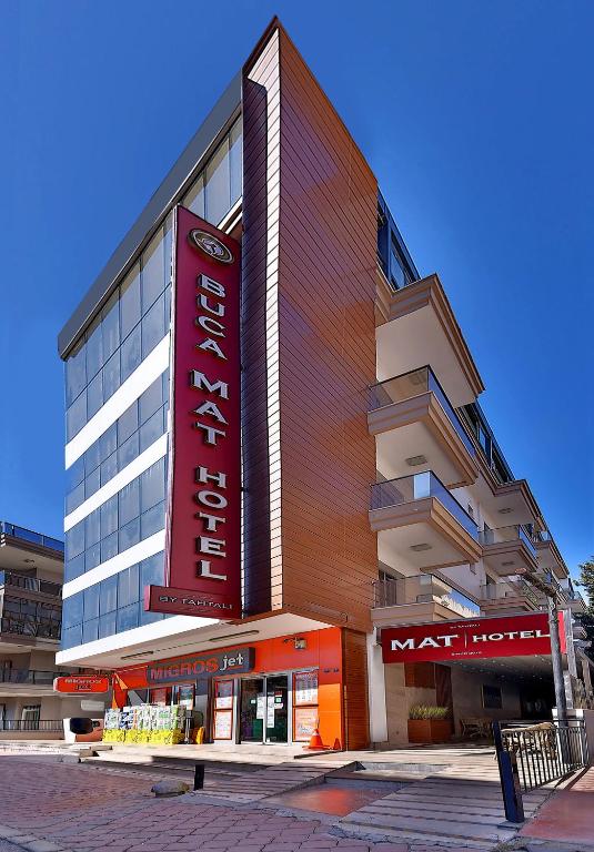 ein Gebäude mit einem großen Schild an der Seite in der Unterkunft Buca Mat Hotel By Tahtalı in Izmir