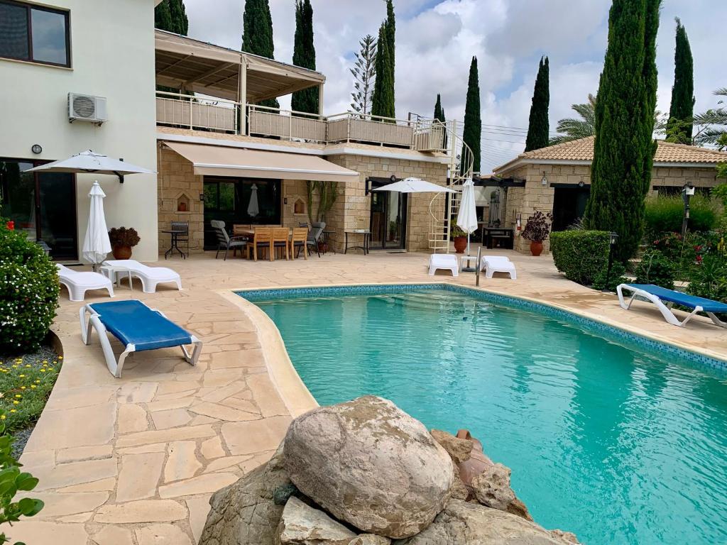 basen przed domem w obiekcie Villa Manzanillo w mieście Coral Bay