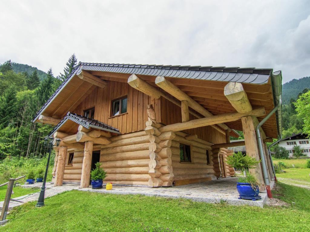 eine Blockhütte mit einem Gamerleich-Dach in der Unterkunft Unique holiday home in Ruhpolding with swimming pool in Ruhpolding