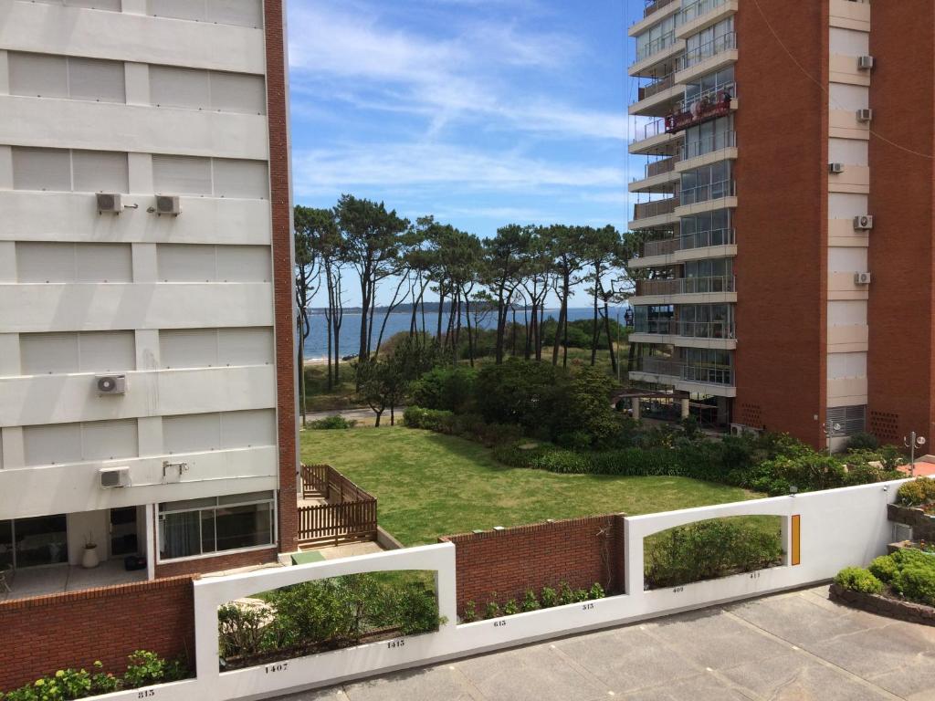 vistas al océano desde el balcón de un edificio en Playa Mansa Parada 8, en Punta del Este
