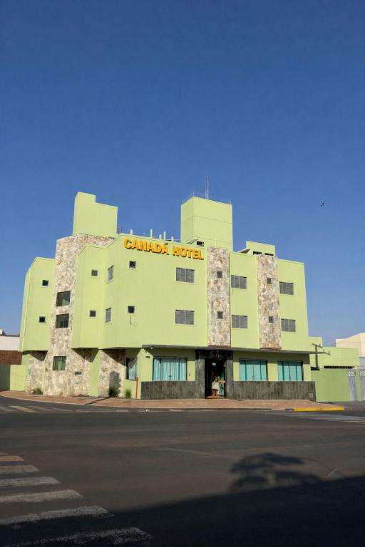 a building with a sign on the side of it at Canadá Hotel in Rio Verde