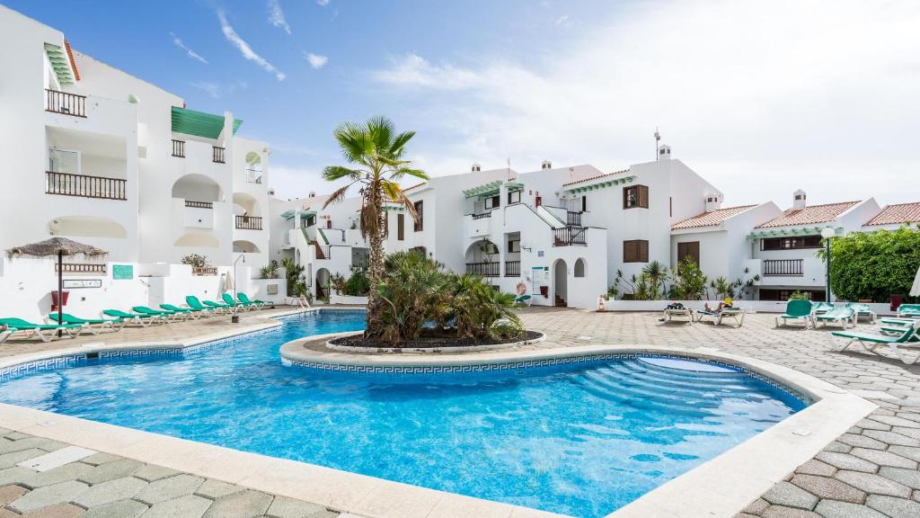 a swimming pool in front of a building at BLUESEA Apartamentos Callao Garden in Callao Salvaje