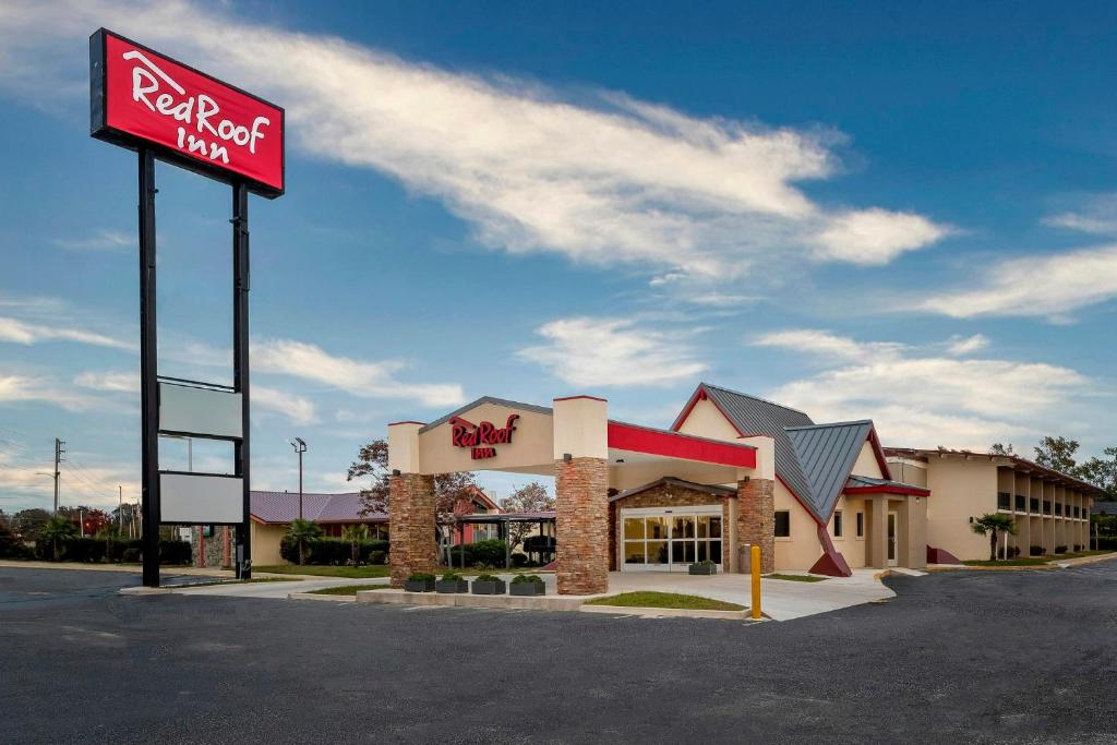 a fast food restaurant with a sign in front of it at Red Roof Inn Lumberton in Lumberton