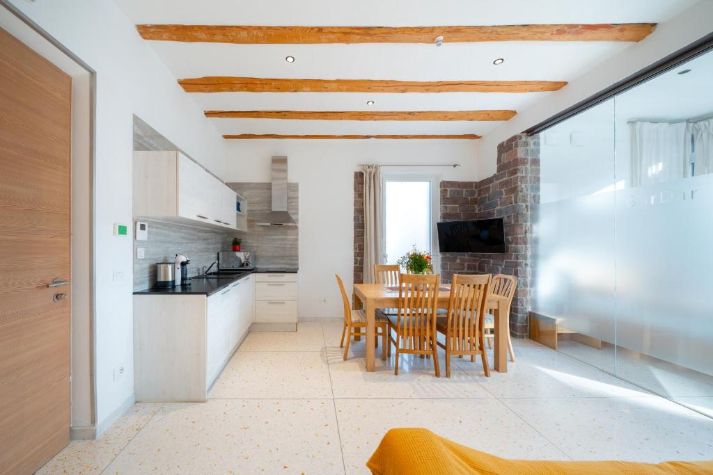 a kitchen and dining room with a table and chairs at Gardar in Bolzano