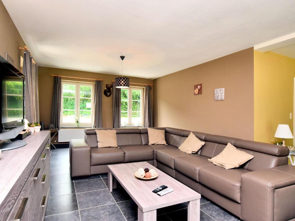 een woonkamer met een bank en een salontafel bij Modern Holiday Home in Hastiere near Forest in Hastière-par-delà