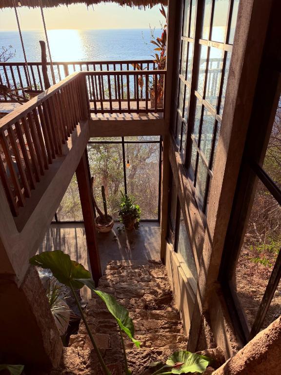 Blick von der Treppe eines Hauses mit Blick auf das Meer in der Unterkunft Casa Guií in Arroyo Cruz