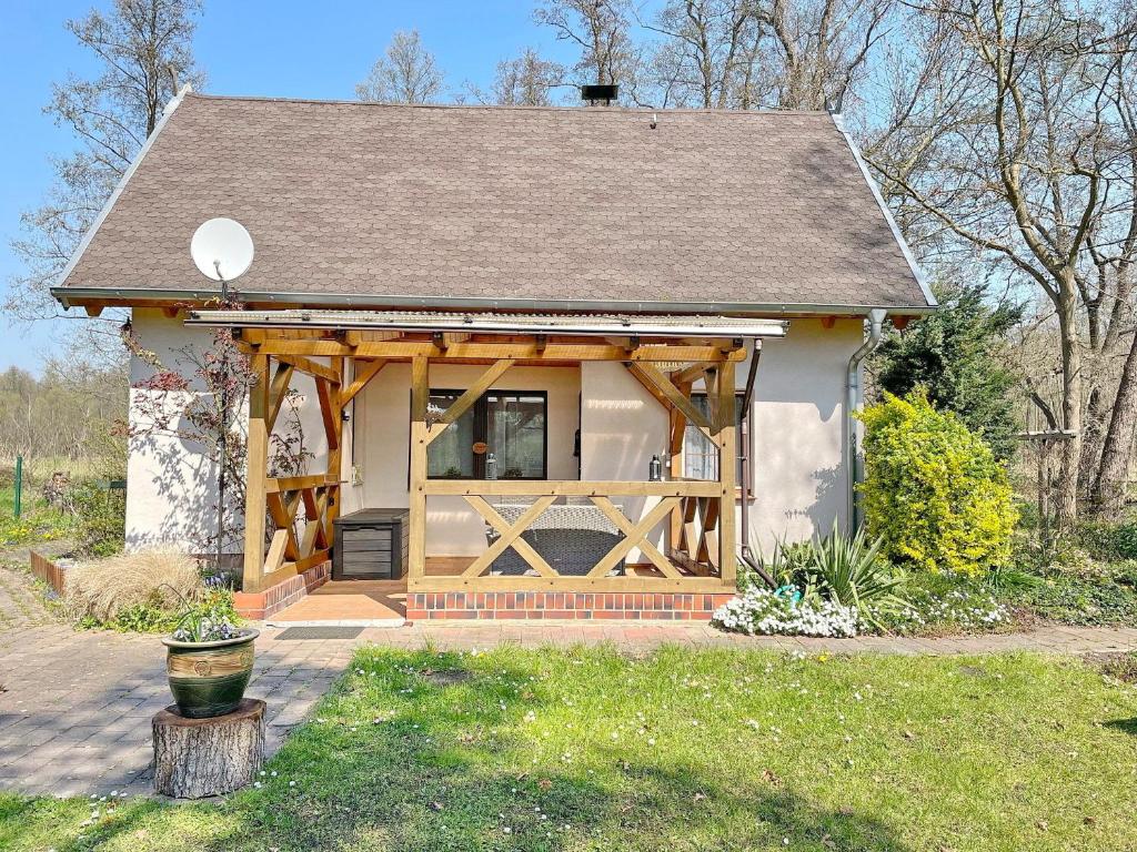 a small house with a wooden door and a porch at Eisvogel in Lübbenau