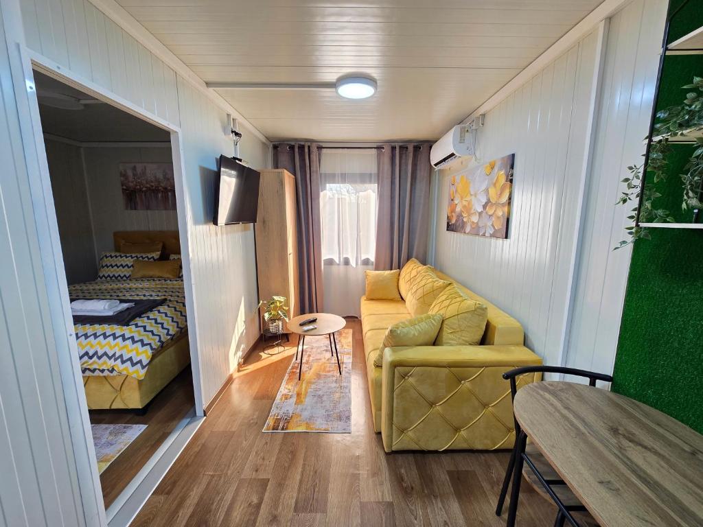 a living room with a couch and a bed at Moderna smeštaj Kula in Kula