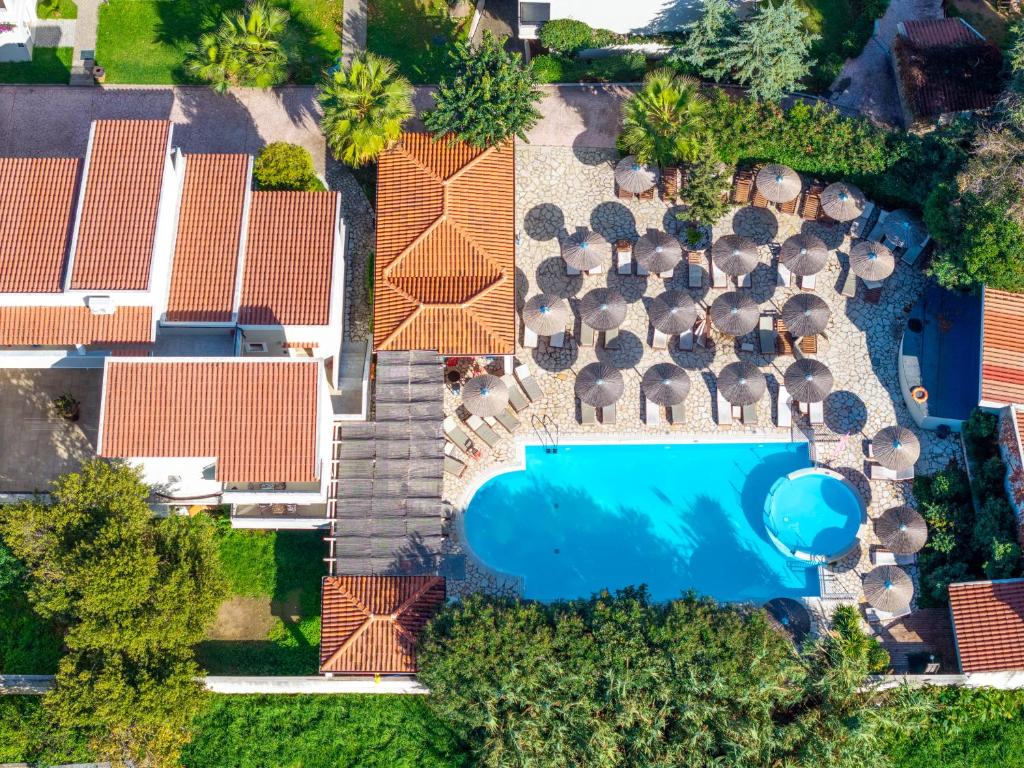 Luftaufnahme eines Resorts mit Swimmingpool in der Unterkunft Wyndham Corfu Acharavi in (( Litherés ))