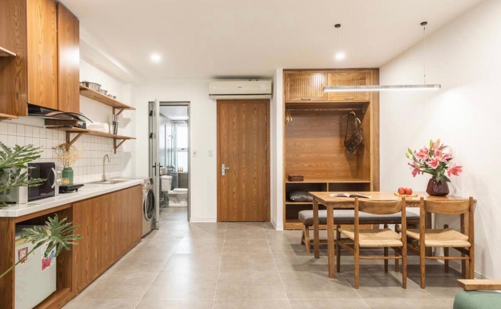 a kitchen and dining room with a table and chairs at Levallois luxure in Levallois-Perret