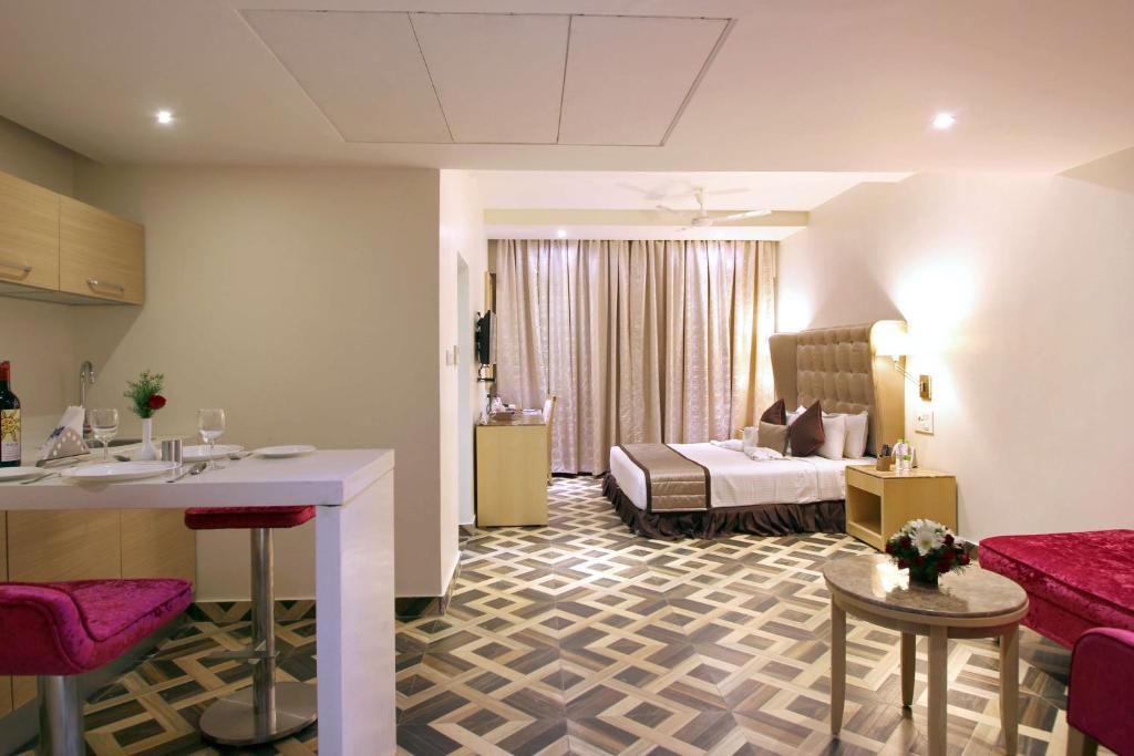ein Hotelzimmer mit Bett und Wohnzimmer in der Unterkunft Best Western Ashoka in Hyderabad