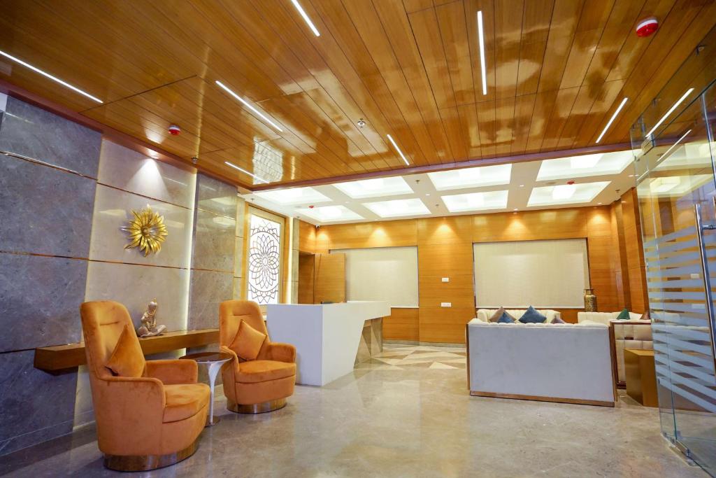 a lobby with chairs and a table in a room at Best Western Vrindavan in Vrindāvan