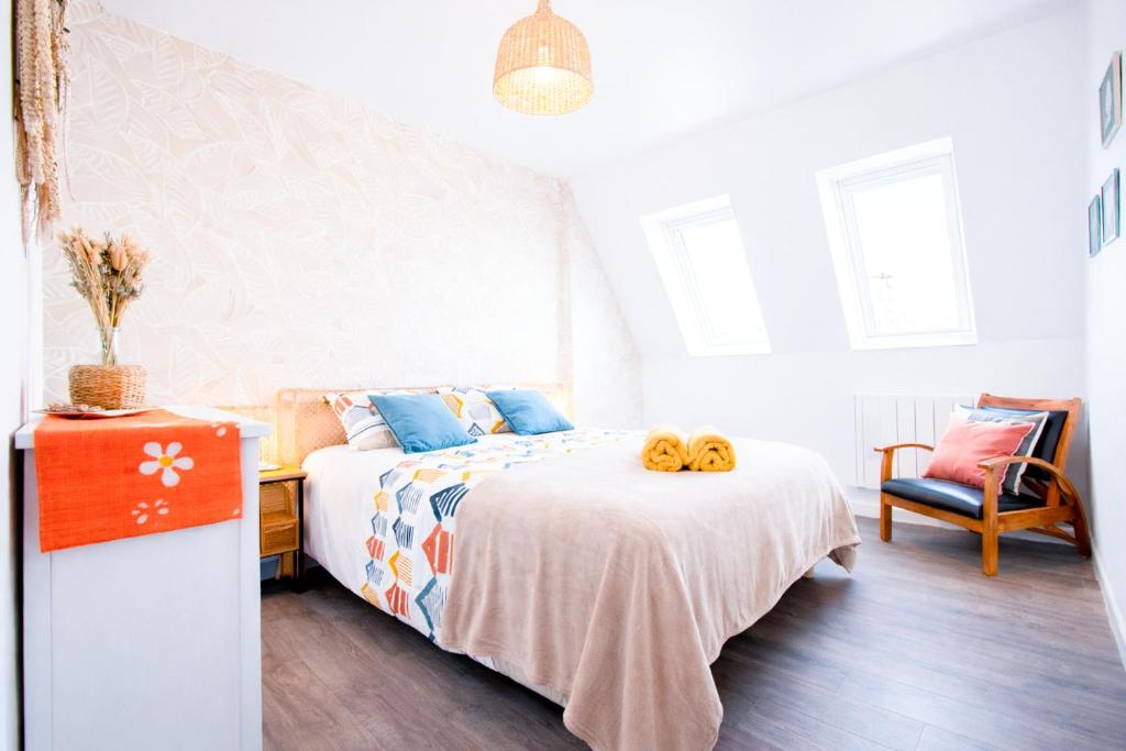 a bedroom with a bed with two stuffed animals on it at Le Cocon I Hyper Centre & Calme in Crozon