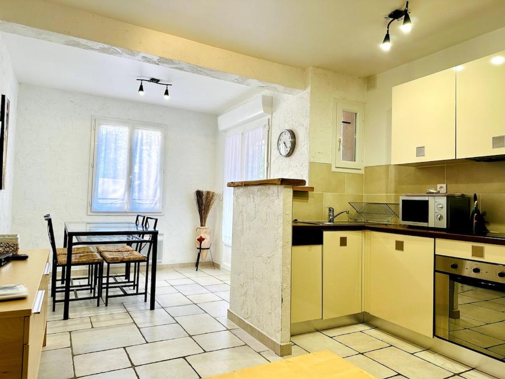 a kitchen with a table and a dining room at "L'olivier" - Résidence Rive Gauche in Les Salles-sur-Verdon