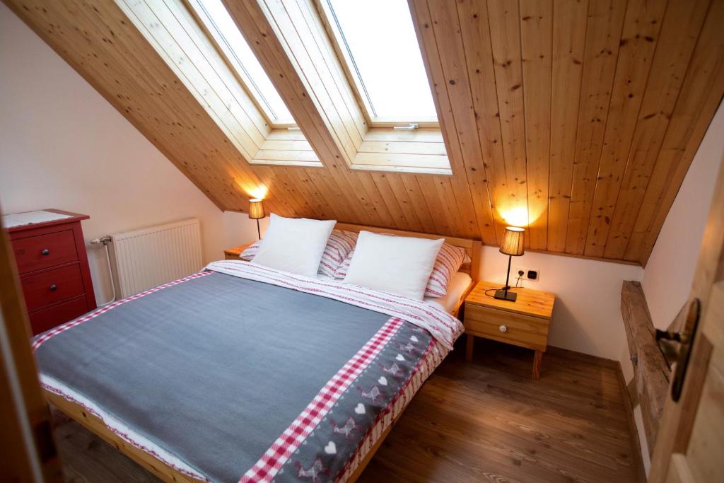 um quarto com uma cama com 2 candeeiros numa mesa em Haus Herzog em Tröpolach