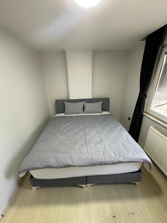 a bedroom with a large bed in a room at Marin konaklama in Pendik